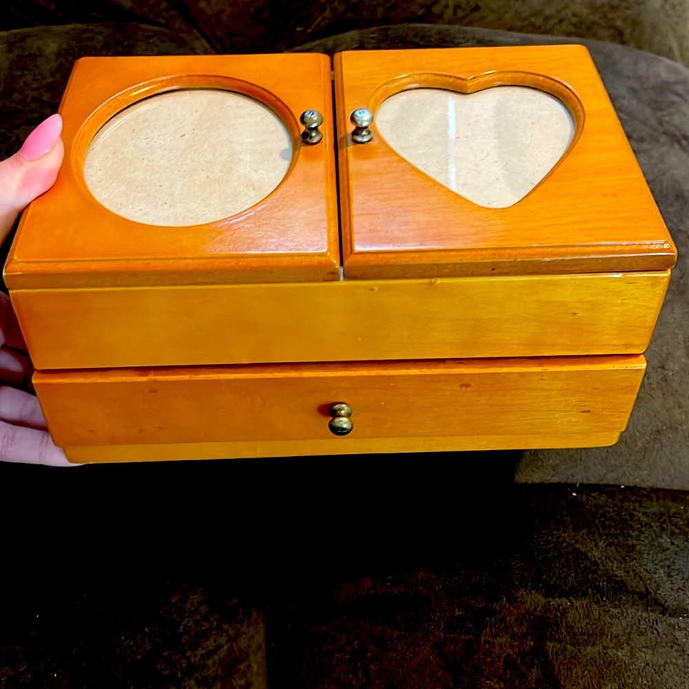 Jewelry box with photo spots